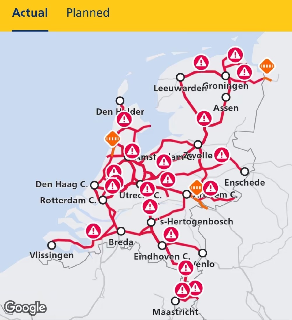 Screenshot of the Dutch railway map with nearly every line blocked for maintenance